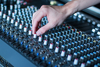 在錄音室進行專業(yè)音樂制作。音響工程師正在工作。